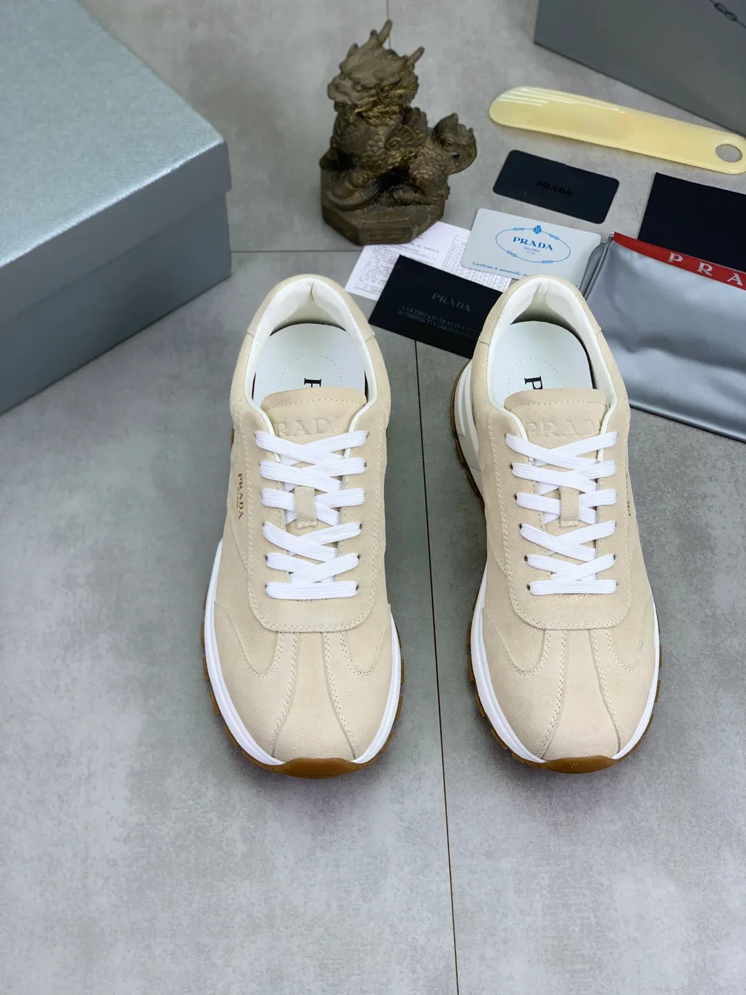 Men's Men's Shoes 💰P560 💰【New Style】 The latest model of high-quality PRADA classic men's shoes has been launched on the official website at a 1:1 replica, synchronized in Hong Kong and on the same catwalk; all made of calfskin➕imported cowhide lining, 🍡🍡original rubber outsole, non-slip and wear-resistant; comfortable on the feet, attractive style, fine workmanship, and simple and neat shoe lasts, highlighting a man's courage and toughness, 👍size 38 to 44 (45 can be customized) black White color🉑️choose